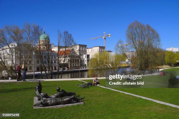 Das neue Museum Barberini auf dem Alten Markt mit Nikolai-Kirche. Blick von Norden auf das neue Ensemble an der Alten Fahrt, im Vordergrund die neu...