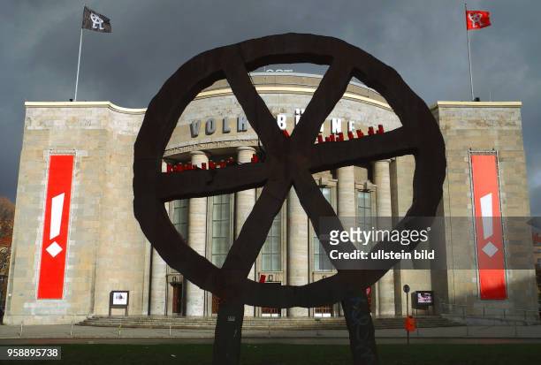 Jetzt wollen Castorf-Mitarbeiter die Raeuber-Rad-Skulptur des Designers Rainer Haußmann, nach einer Idee von Bert Neumann, die seit Mitte der...