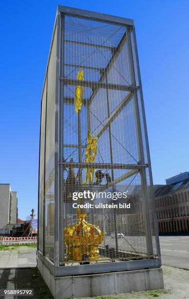 Blick auf die Freiflaeche der ehemaligen Garnisonskirche an der Breiten Strasse. Im Vordergund die Wetterfahne und andere Details der Kirche.