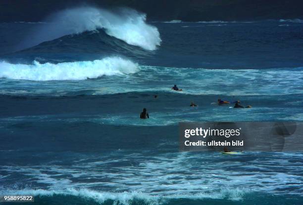 Grosse Welle fuer Surfer am Lago Martinez in Puerto de la Cruz.