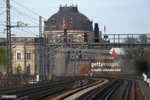 Bodemuseum, die zur S-Bahntrasse zugewandte Seite, hier fuehrte vermutlich der Weg der Diebe in der Nacht zum Montag entlang ueber die Spree bis zum...