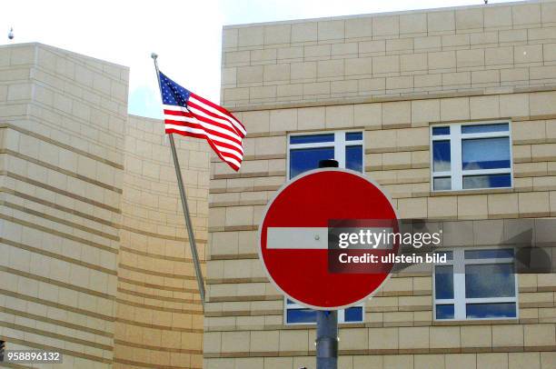 Banner an der neuen US-Botschaft am Pariser PLatz.