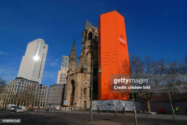 Der 36. Deutsche Evangelische Kirchentag steht unter dem Motto, Du siehst mich. Die Werbung am Glockenturm der Gedaechtniskirche ist nicht zu...