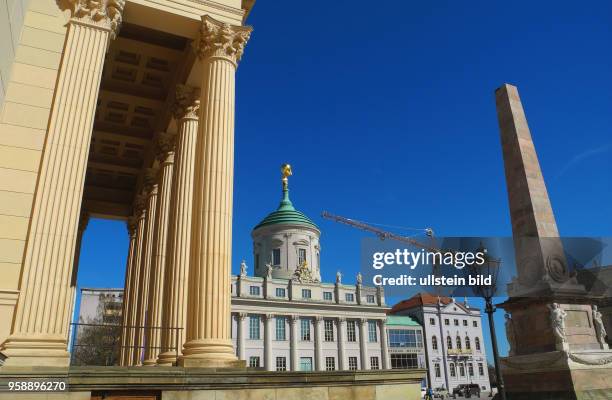 Blick auf das Potsdam Museum auf dem Alter Markt. Links die Nikolai-Kirche.