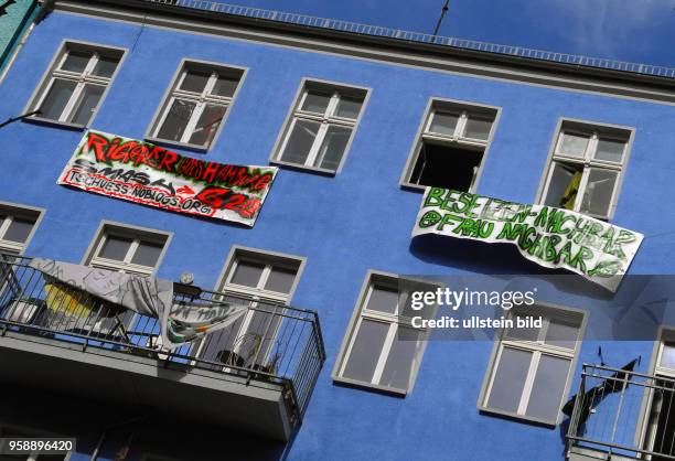 Raum fuer Plakate und Graffitis in der Rigaer Strasse 94 an der Fassde. G20 in Hamburg ist das naechste Ziel.