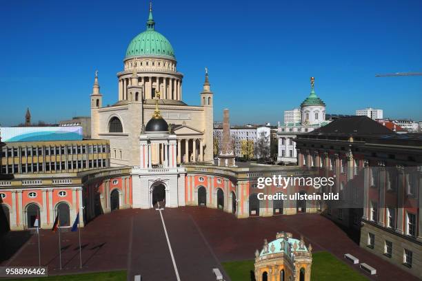 Blick auf die Nikolai-Kirche aus dem Innenhof des Landtages. Neu die Tourismus-Werbung im Hof.