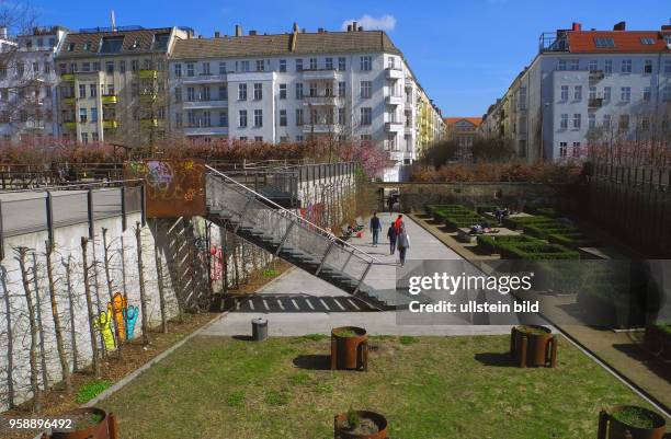 Mauerpark zeigt sich im Fruehlingsschmuck. Wohnen am Mauerpark an der Schwedter Strasse.