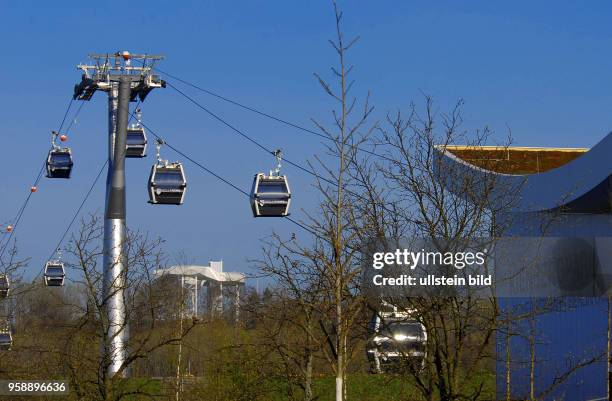 Gaerten der Welt IGA 2017, mit der IGA-Seilbahn vom U5-Bahnhof, Kienberg Gaerten der Welt. Im Hintergrund der Aussichtspavillon auf dem Kienberg....