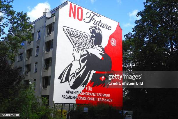 Der Urban-Art-Kuenstler Sheppard Fairey hat in Zusammenarbeit mit der Plattform Urban Nation eine Giebelwand in Schoeneberg mit seiner Botschaft eine...