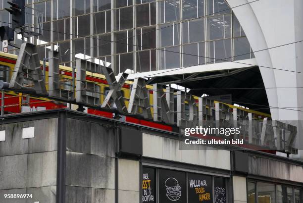 Der Bahnhof Alexanderplatz mit seinem grossen Schriftzug bleibt jetzt vorlaeufig dunkel. Die grossen Leuchtbuchstaben sind entfernt.