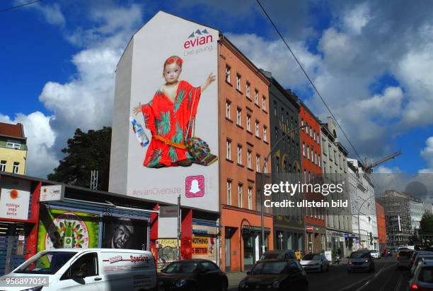 Die Giebelwand der Brunnenstrasse 184 zeigt puenktlich zur Fashion Week die neue evian-Werbung.