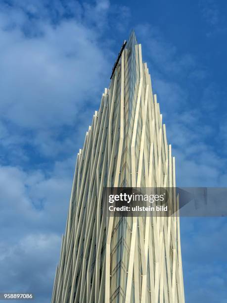 Ein modernes Hochhaus mit Büros ion Barcelona, Spanien