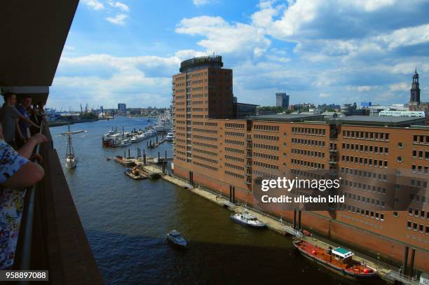 Bereits zwei Millionen Gaeste haben die Elphi-Plaza in 37 m Hoehe besucht. Elbphilharmonie das neue Wahrzeichen Hamburgs. Ausblick von der Plaza in...