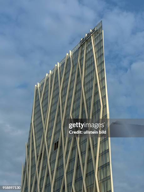 Ein modernes Hochhaus mit Büros ion Barcelona, Spanien