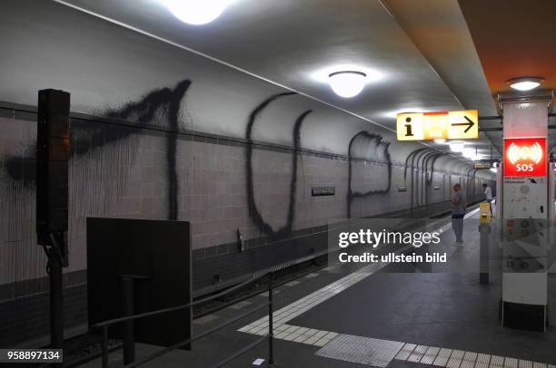 Vandalismus-Farbanschlag auf den U8-Bahnhof Heinrich-Heine-Strasse beidseitig. Richtung Wittenau in Schwarz und gegenueber in Weiss.