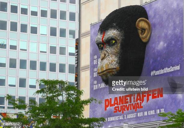 Ab im Kino. Werbung am Alex . Vor 3 Jahren wurce an gleicher Stelle fuer Planet der Affen Revolution geworben.
