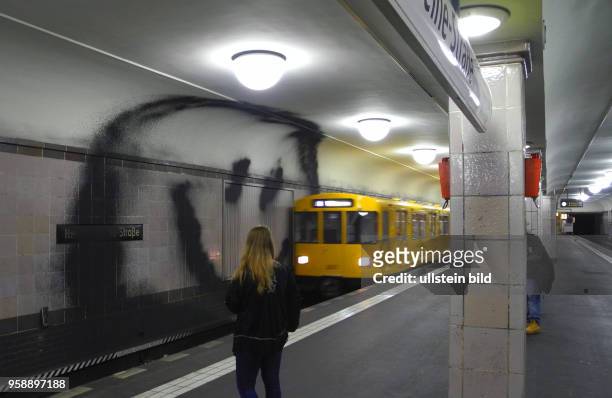 Vandalismus-Farbanschlag auf den U8-Bahnhof Heinrich-Heine-Strasse beidseitig. Richtung Wittenau in Schwarz und gegenueber in Weiss.