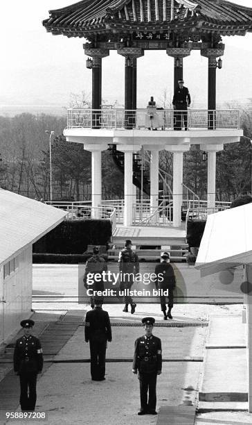 Panmunjom, Verlauf der Grenzlinie zwischen Nord- und Suedkorea, am 12.11.87 Blick von Nordkoreanischer Seite auf den Grenzposten. Vorn...