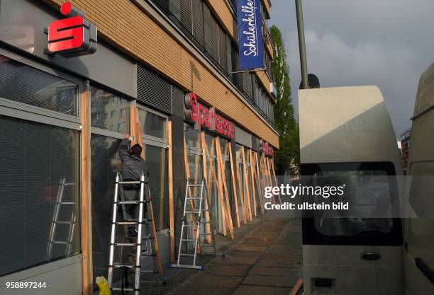 Die Sparkassen-Filiale an der Annenstrasse bekommt den alljaehrlichen Schaufenster-Schutz temporaer zum 1.Mai. Sie war in den letzten Jahren mehrfach...