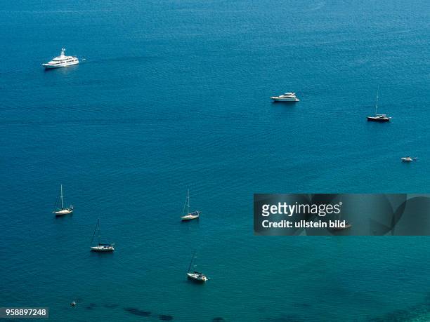 In einer Bucht liegen viele Motorboote von Freizeit Kapitänen