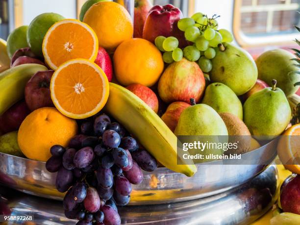 Korb mit frischem Obst und Gemüse