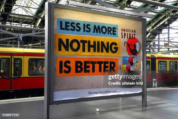 Grosswerbung auf dem Berliner Ostbahnhof mit Aufkleber Rauchen kann toedlich sein.