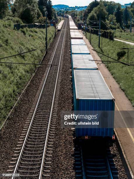 Ein Zug mit Gütern auf einer Bahnstrecke