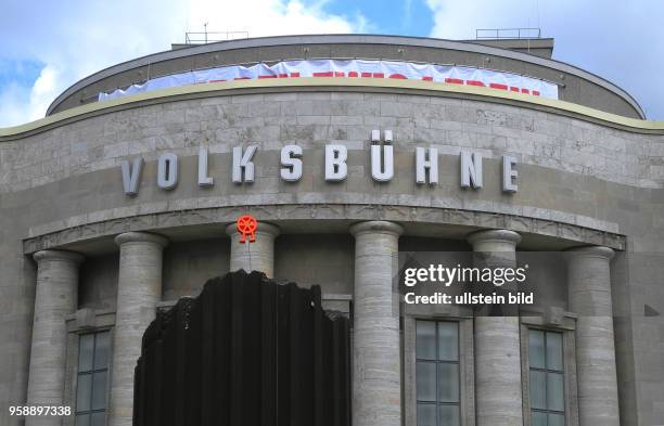 Mitarbeiter des noch amtierenden Volksbuehnen-Intendanten haben gestern eine Saeule vor dem Theater an Stelle des Raeuberrads aufgestellt. Der...