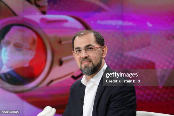 Haluk Yildiz links im Bildhintergrund Foto von Recep Tayyip Erdogan)) in der ZDF-Talkshow maybrit illner am in Berlin Thema der Sendung: Erdogans...