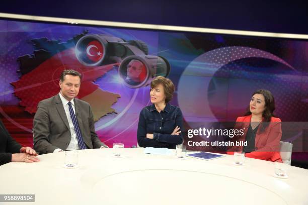 Stephan Mayer , Maybrit Illner und Mürvet Öztürk in der ZDF-Talkshow maybrit illner am in Berlin Thema der Sendung: Erdogans langer Arm ? Türkische...