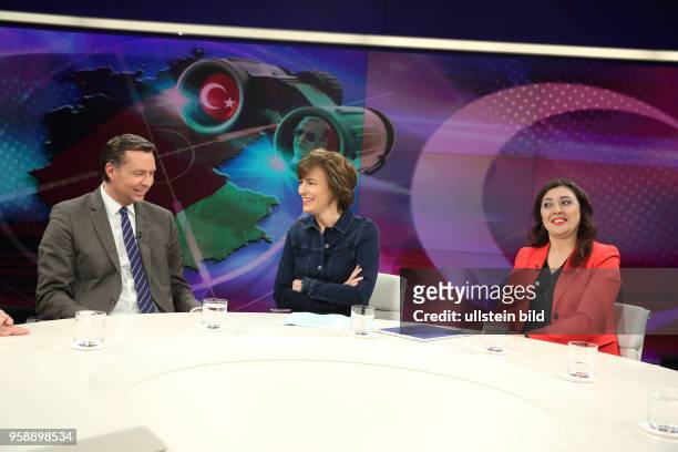 Stephan Mayer , Maybrit Illner und Mürvet Öztürk in der ZDF-Talkshow maybrit illner am in Berlin Thema der Sendung: Erdogans langer Arm ? Türkische...