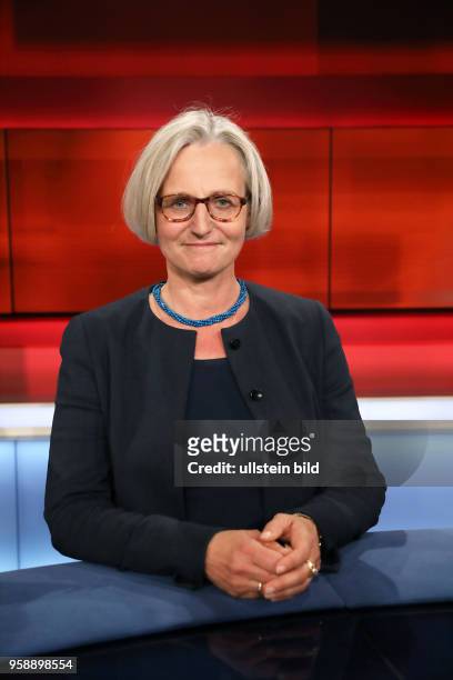 Christiane Hoffmann in der ARD-Talkshow hart aber fair am in Berlin Thema der Sendung: K. O. Oder mit letzter Kraft - Was bringt die Wahl im Westen?