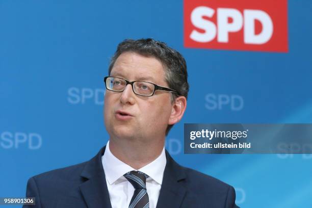 Thorsten Schäfer-Gümbel bei der Vorstellung des SPD-Steuerkonzepts zur Bundestagswahl 2017 anlässlich einer Pressekonferenz im Atrium des...