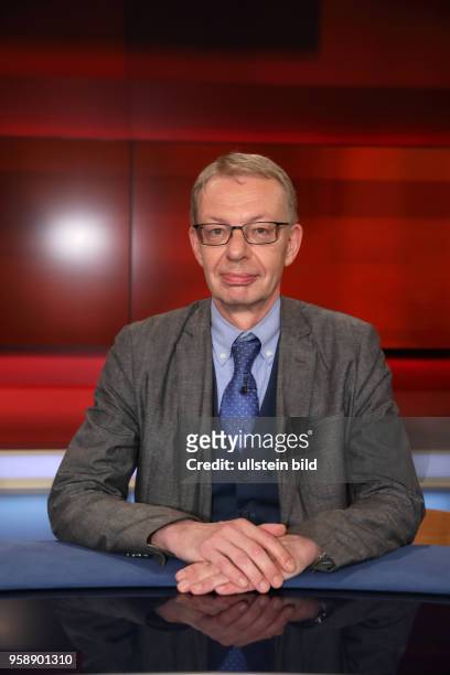 Prof. Dr. Dietmar Heubrock in der ARD-Talkshow hart aber fair am in Berlin Thema der Sendung: Wenn Terror Alltag wird ? Ist Mutigsein jetzt...