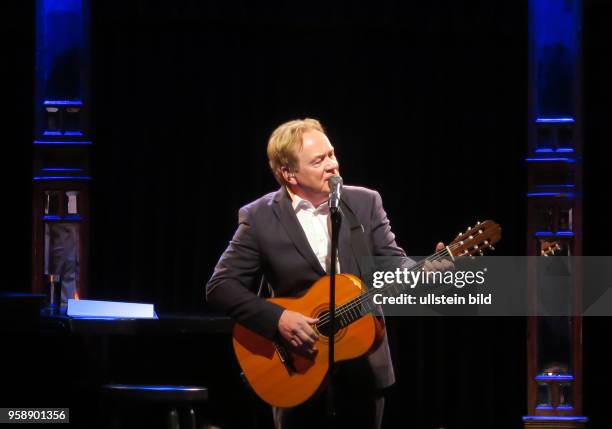 Sänger Klaus Hoffmann aufgenommen bei seinem Konzert Leise Zeichen im Kabarett Theater Bar jeder Vernunft in Berlin Wilmersdorf. Der Sänger tritt bis...