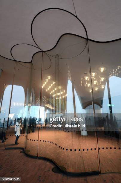 Elbphilharmonie am Kaiserkai in Hamburg , Hafen City, Öffentlicher Bereich mit dem Namen Plaza , Besucherterrasse, Besucher Ebene zwischen dem...