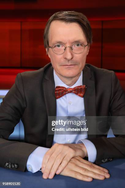 Prof. Dr. Karl Lauterbach in der ARD-Talkshow hart aber fair am in Berlin Thema der Sendung: Waschen, pflegen, trösten ? Wer kümmert sich um uns,...