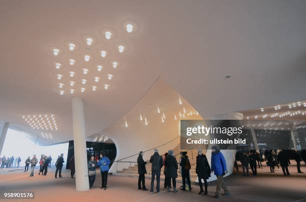 Elbphilharmonie am Kaiserkai in Hamburg , Hafen City, Öffentlicher Bereich mit dem Namen Plaza , Besucherterrasse, Besucher Ebene zwischen dem...