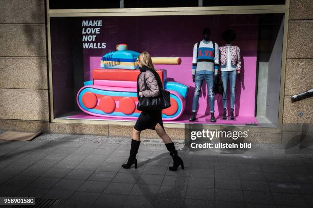 Deutschland Germany Berlin Werbung des Modelabels Diesel auf dem Kurfürstendamm. Mit einem aufblasbaren bunten Panzer und dem Slogan ' Make Love not...