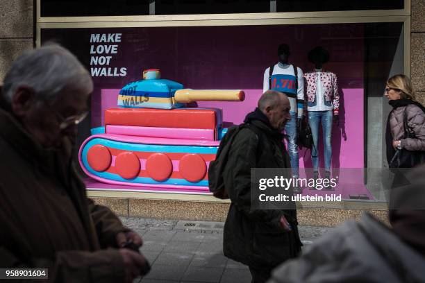 Deutschland Germany Berlin Werbung des Modelabels Diesel auf dem Kurfürstendamm. Mit einem aufblasbaren bunten Panzer und dem Slogan ' Make Love not...