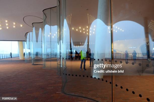 Elbphilharmonie am Kaiserkai in Hamburg , Hafen City, Öffentlicher Bereich mit dem Namen Plaza , Besucherterrasse, Besucher Ebene zwischen dem...