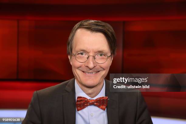 Prof. Dr. Karl Lauterbach in der ARD-Talkshow hart aber fair am in Berlin Thema der Sendung: Waschen, pflegen, trösten Ð Wer kümmert sich um uns,...