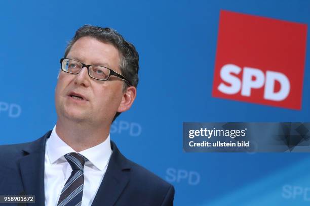 Thorsten Schäfer-Gümbel bei der Vorstellung des SPD-Steuerkonzepts zur Bundestagswahl 2017 anlässlich einer Pressekonferenz im Atrium des...