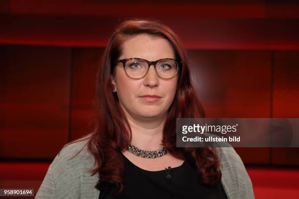 Julia Schmitz in der ARD-Talkshow hart aber fair am in Berlin Thema der Sendung: Wenn Terror Alltag wird ? Ist Mutigsein jetzt Bürgerpflicht?