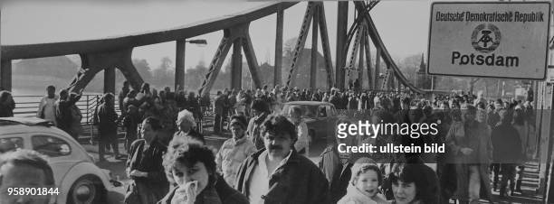 Berlin , Potsdam, Glienicker Brücke, am 11.11.11Uhr. 11. , November 1989 ,11Uhr11, Glienicker Brücke Am Vorabend um 18 Uhr ist die Grenze zwischen...