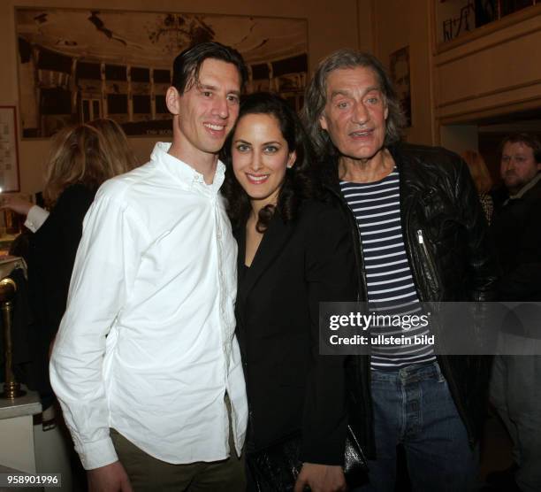 Schauspieler Robert Glatzeder mit Freundin Damineh Hojat und Vater Winfried Glatzeder aufgenommen bei der Premiere vom Theaterstück Wir sind die...