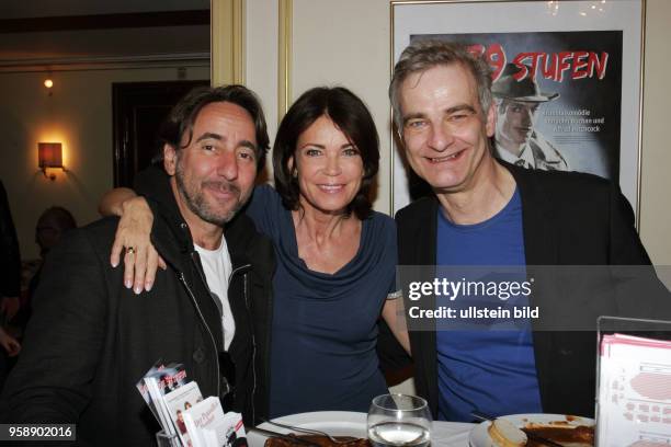 Die Schauspieler Dieter Landuris, Gerit Kling, Heinrich Schafmeister vl aufgenommen bei der Premiere vom Theaterstück Wir sind die Neuen im Theater...