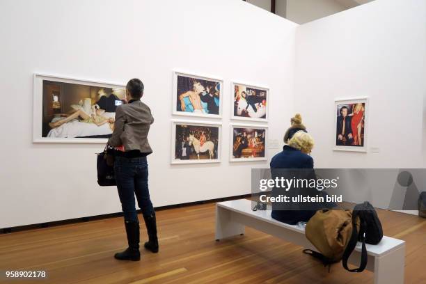 Besucher aufgenommen in der Ausstellung Foto.Kunst.Boulevard im Martin-Gropius-Bau in Berlin Kreuzberg