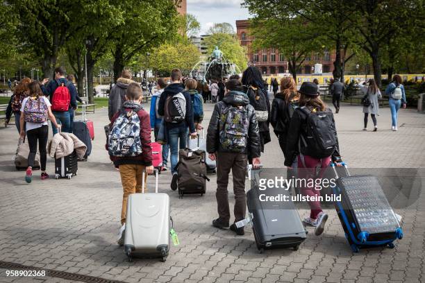 Deutschland Germany Berlin Eine Schulklasse zieht ihre Rollkoffer über den Alexanderpaltz vor dem Roten Rathaus.