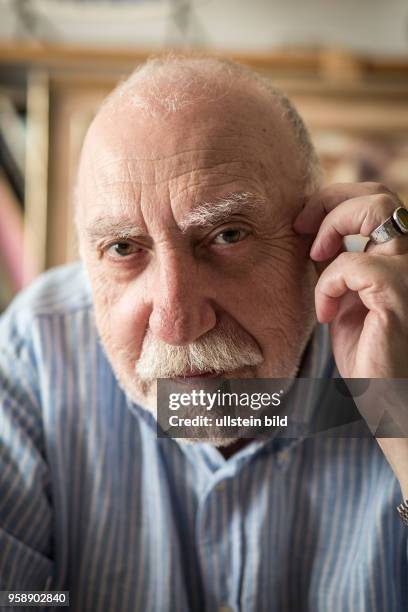 Deutschland Germany Berlin Der türkische Schriftsteller und Autor Aras Ören in seiner Wohnung in Berlin-Wilmersdorf.